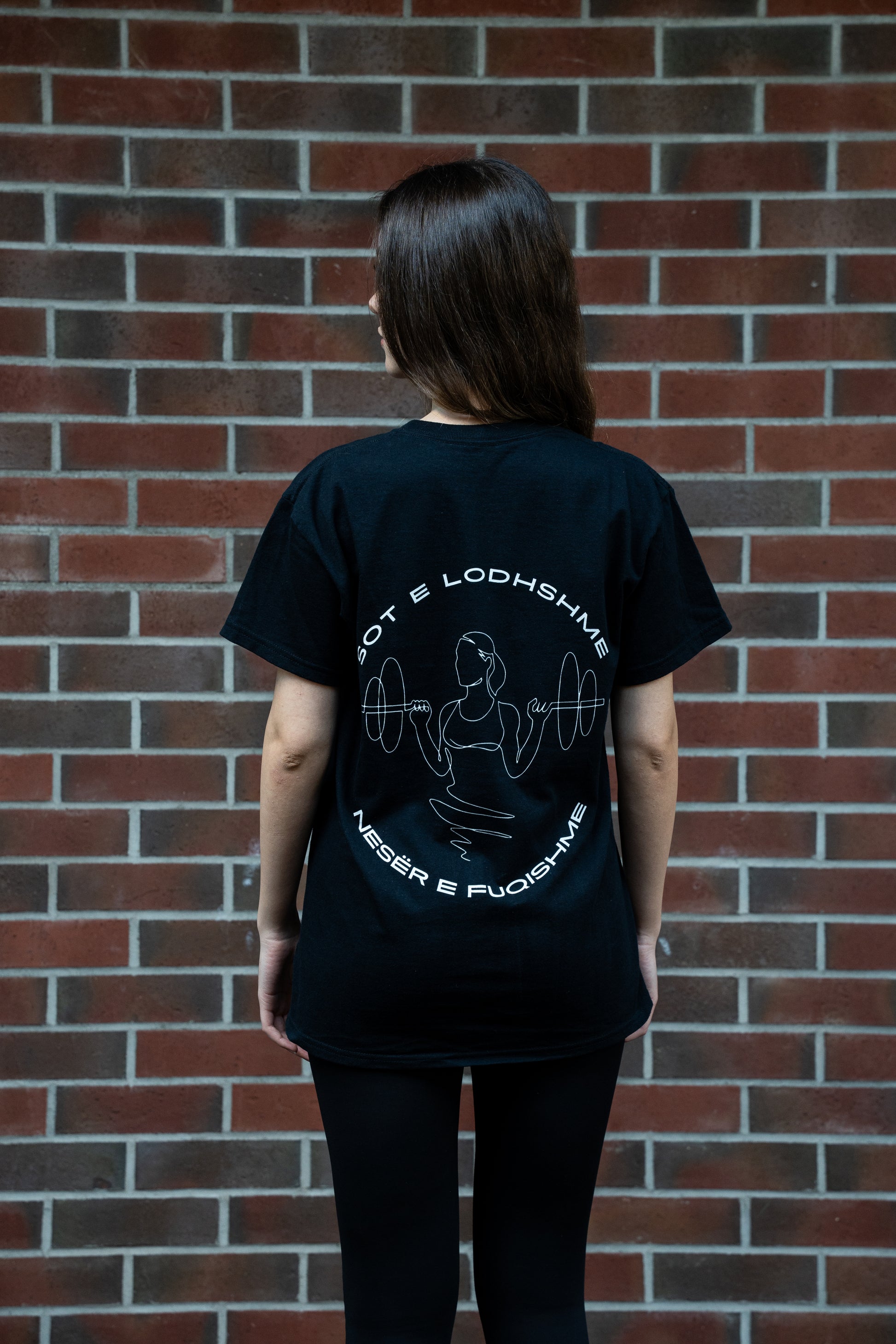 T-Shirt ‘Sot e lodhshme, nesër e fuqishme’ - Forca Fitwear